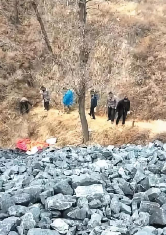 11月5日,村民和家属下到煤矸石坡下,准备抬尸,随后5人倒下身亡。 村民手机视频截图