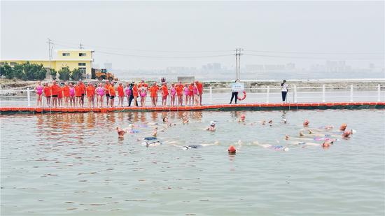 花样漂浮大赛正式开赛 摄影:郝智祥