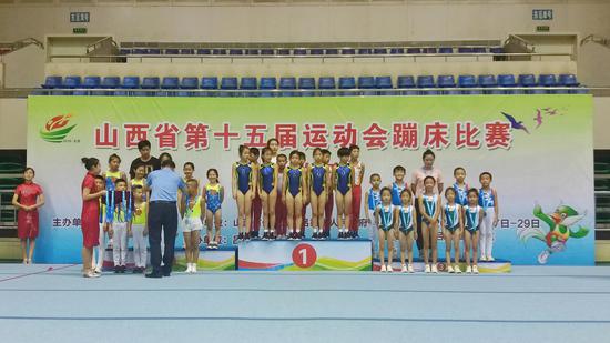 吕梁市副市长李俊平为获奖运动员颁奖
