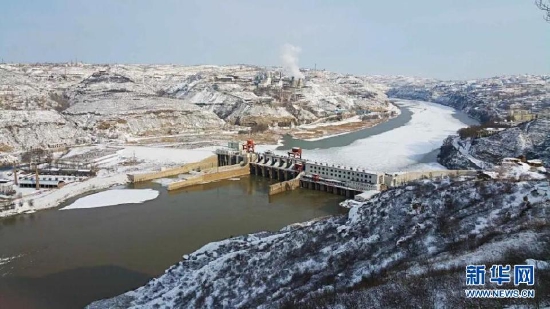 忻州市保德县的黄河保德天桥水电站将流凌、积雪阻隔在上游。新华网 发(冯海波 摄)