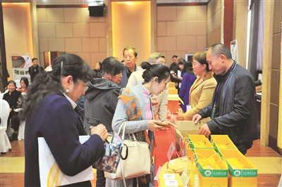 晋中贫困地区种植的富硒功能农产品吸引了四方宾朋。记者 郝光明 摄