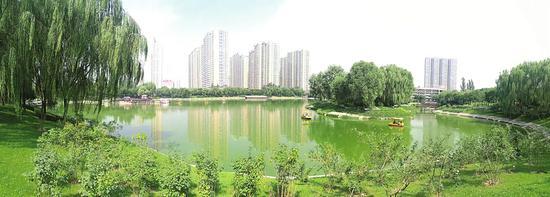 太原学府公园的景色令人陶醉。 本报记者 王龙飞 摄