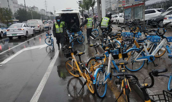 综改区综合执法队清理违停共享单车