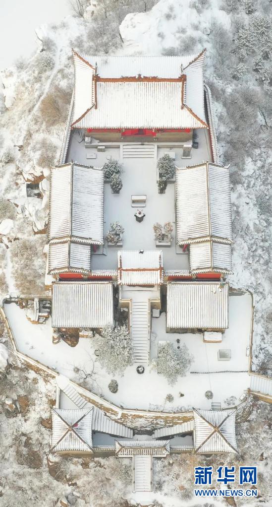 在忻州市定襄县圣阜山上,雪景和古建融为一体。新华网 发(张晋兰 摄)