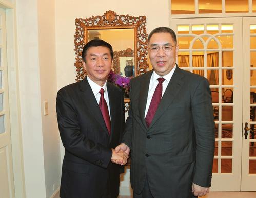 山西省委书记、省人大常委会主任骆惠宁会见澳门特别行政区行政长官崔世安。 记者李联军摄