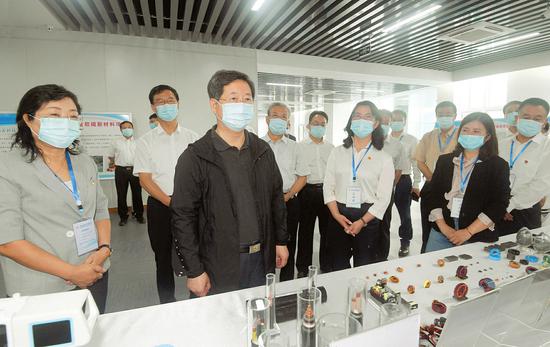 八月十七日,省委书记楼阳生在吕梁经济技术开发区数字经济产业园察看入驻企业产品展示。本报记者史晓波摄