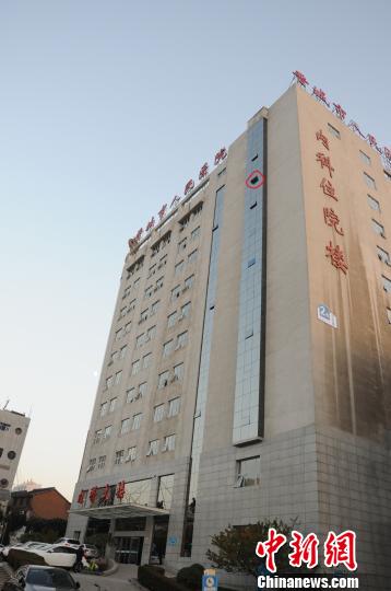 跳楼男子的大半个身体就悬空在图中红圈内的位置。 原国堂 摄