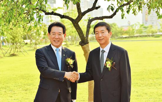 駱惠寧與全羅南道知事金瑛祿共同種植友誼之樹。 孫景凡攝