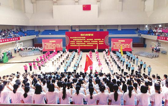典礼中正在宣誓的大学生。本报记者摄