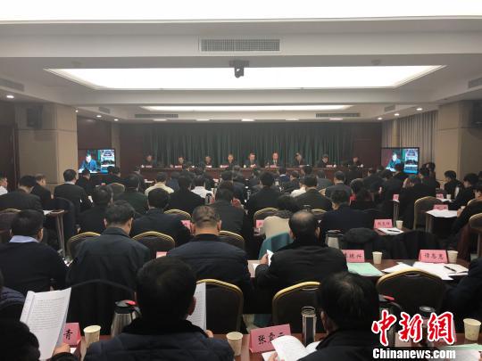 山西省教育厅厅长、高校工委书记吴俊清7日在2018年度山西省教育工作会议上表示,今年全省119个县区全部要实现义务教育基本均衡并通过国家督导评估认定。 李庭耀 摄