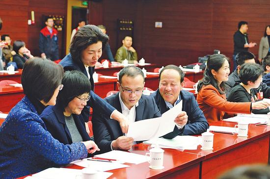3月4日,全国人大代表(左起)许小红、双少敏、阎美蓉、董林、栗翠田围绕山西代表团准备提交大会的建议展开热烈讨论。记者 李联军 摄