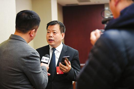 王文保接受央视记者采访。