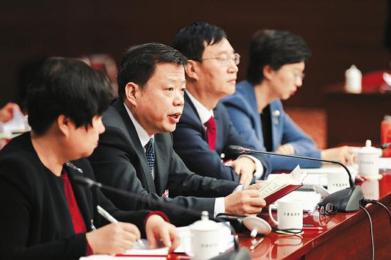 王文保(左二)在山西代表团全体会议上发言。