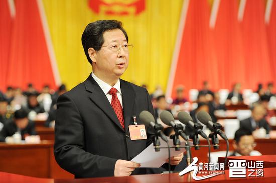 图为山西省省长楼阳生作政府工作报告。