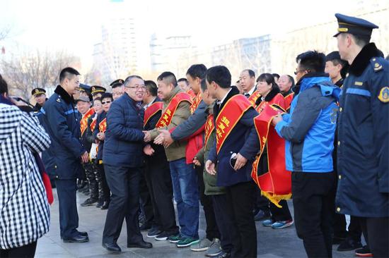 太原市委宣传部副部长马竣敏慰问出租车司机