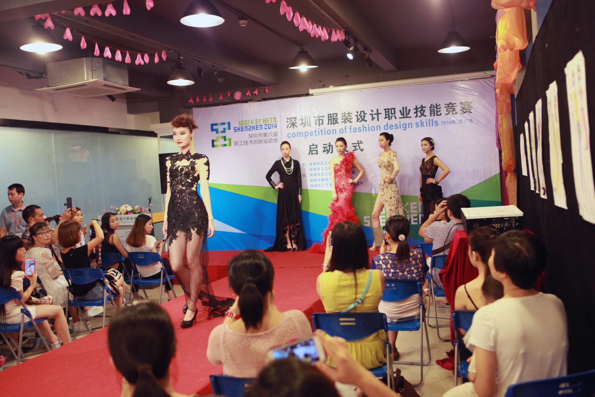 服装设计师比赛模特在展示选手的成果