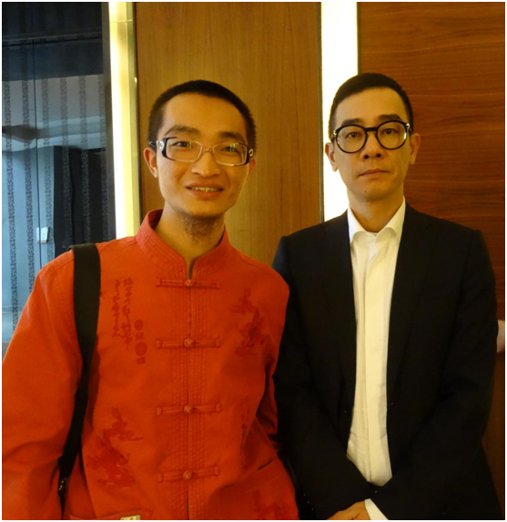 苹果公司CEO库克（左）在北京接受新浪科技专访