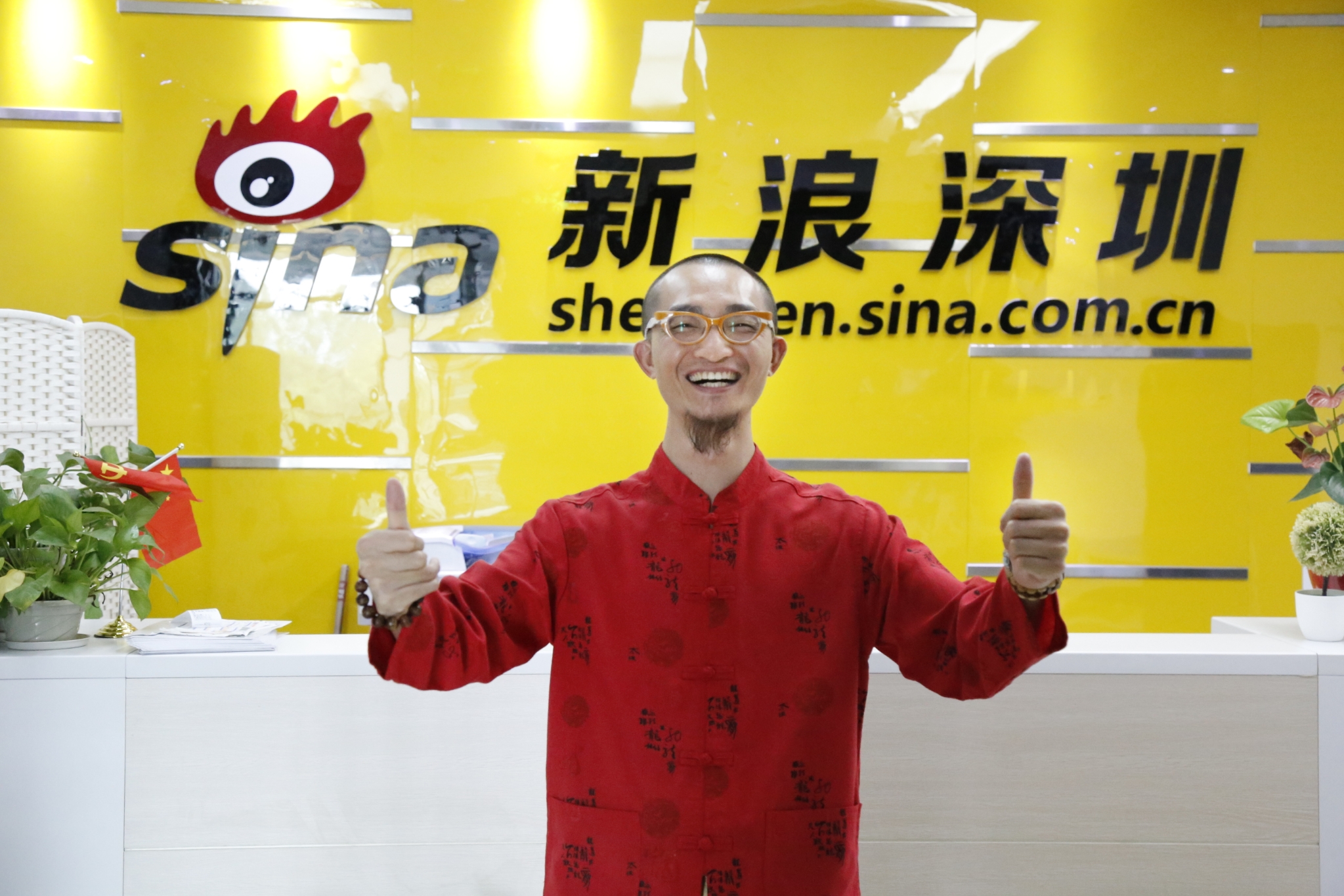 苹果公司CEO库克（左）在北京接受新浪科技专访