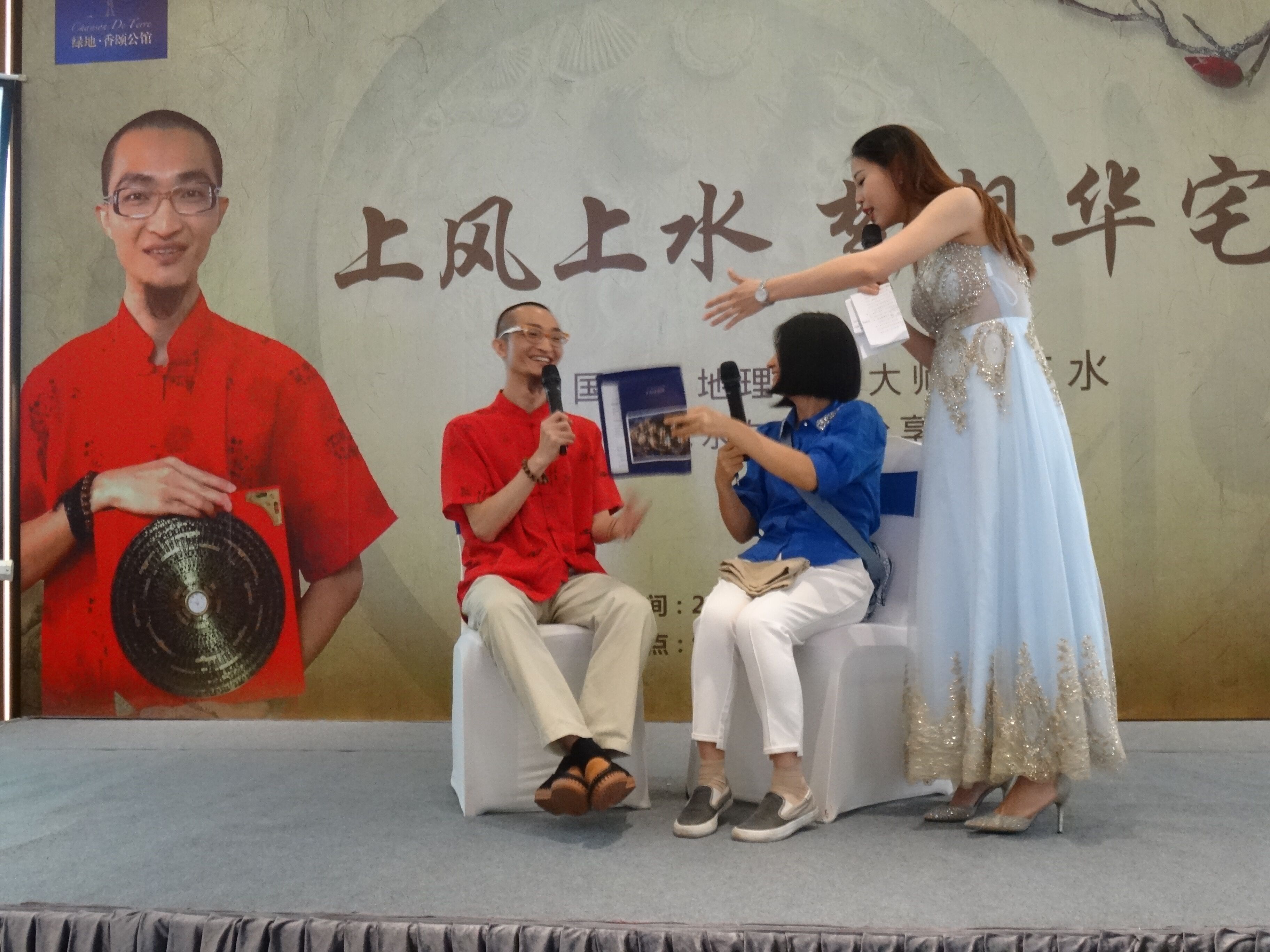 苹果公司CEO库克（左）在北京接受新浪科技专访