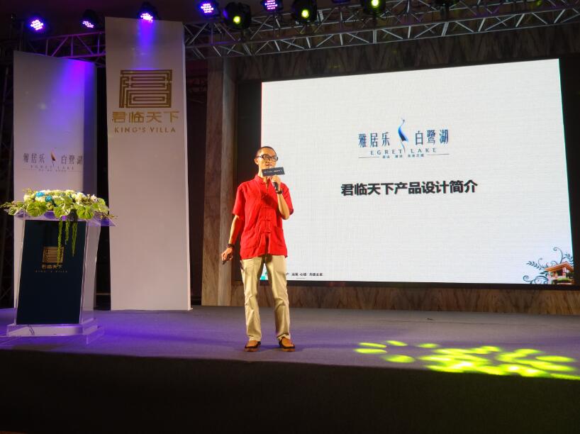 苹果公司CEO库克（左）在北京接受新浪科技专访