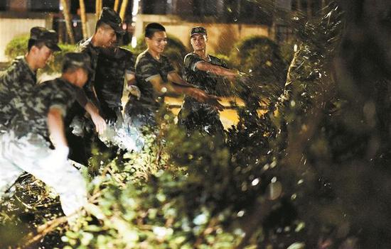 ▲17日夜，武警广东省深圳机动支队派出200余名官兵增援道路清通行动。