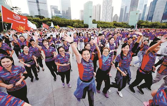 参与活动的市民笑逐颜开。