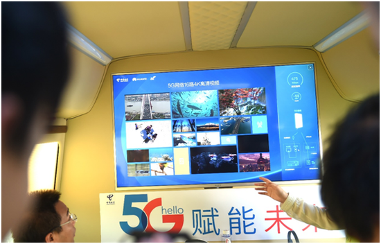 5G巴士行驶中,可以实时体验深圳电信5G网络16路4K高清视频等多项5G创新应用。读特记者 何龙 摄