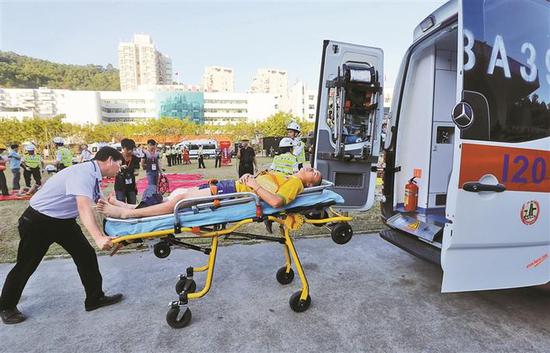 在演练中，“伤员”被抬上救护车。深圳报业集团资料图