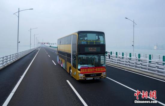 资料图:港珠澳大桥上的跨境班车。中新社记者 张炜 摄