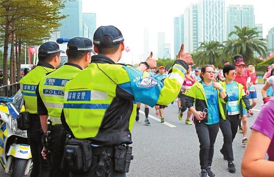 深圳交警全力保障“深马”。