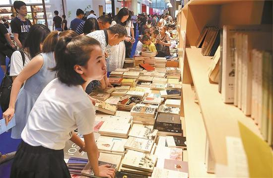 昨日，市民在书博会展馆选购喜欢的图书。 深圳晚报记者 冯明 摄