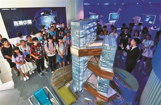 环卫工人子女大学生参观腾讯公司展示厅。深圳晚报记者 冯明 摄