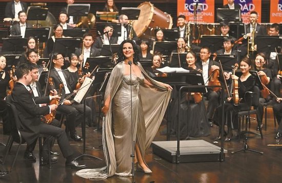 日,2023深圳“一带一路”国际音乐季开幕音乐会举行。图为世界级女高音歌唱家安吉拉·乔治乌表演。 深圳特区报 记者 胡蕾 摄