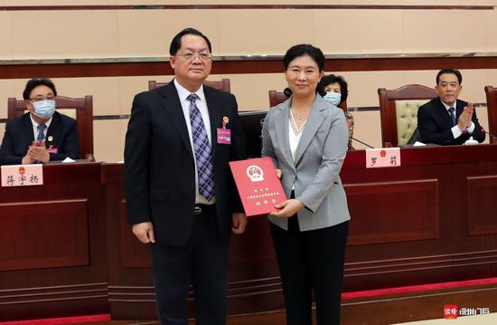 深圳市人大常委会主任骆文智为新获任命的市发改委主任郭子平（右）颁发任命书。