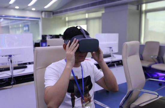 ▲考官戴着 VR 头盔就可看到考场 360 度全景。