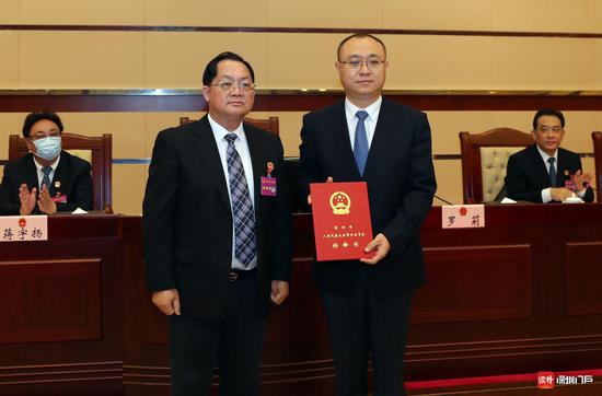 深圳市人大常委会主任骆文智为新获任命的副市长张勇（右）颁发任命书。