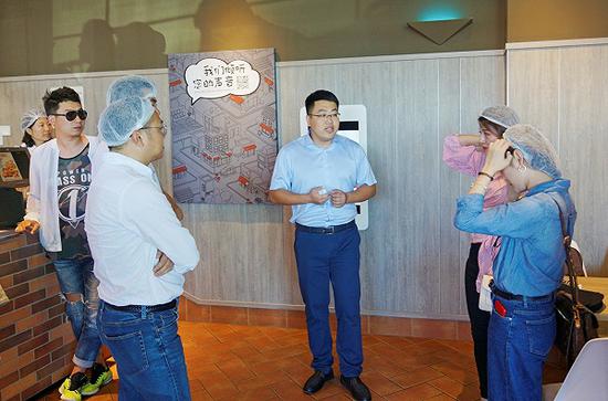 记者团准备探秘肯德基满洲里国门餐厅后厨