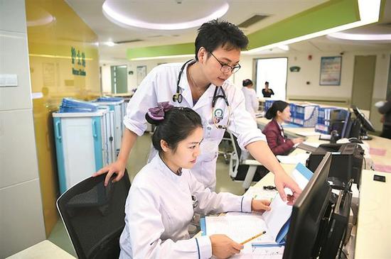 南方医科大学深圳医院妇产科医生王俊豪不断提升自己的医疗水平，已有了“忠实粉丝”。