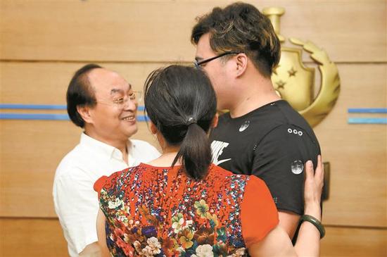 27日，黄云和亲生父母在深圳CID办公大楼相认。 深圳晚报记者 马超 摄