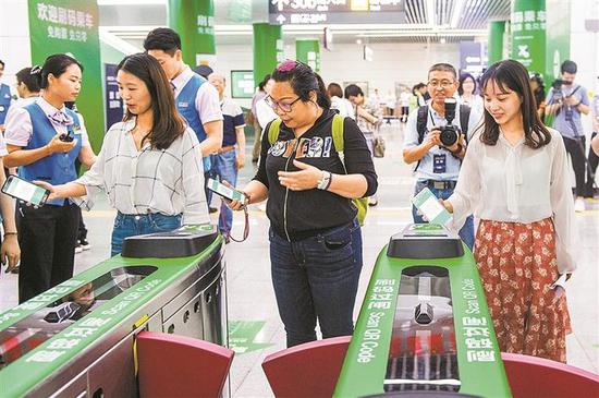 福田地铁站，市民体验手机扫码过闸。 深圳特区报记者 刘羽洁 摄