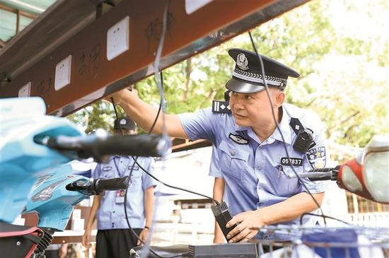 ▲香蜜湖消防民警在检查电动车充电设施。深圳晚报记者 杨少昆 摄