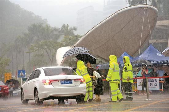 ▲受4号台风“艾云尼”影响，深圳出现暴雨或大暴雨局部特大暴雨天气。