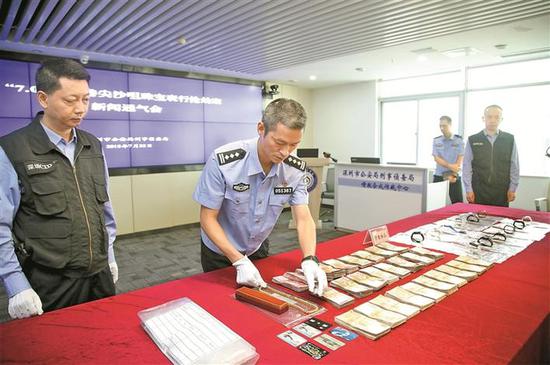 深圳警方展示缴获赃物。深圳晚报记者 马超 摄