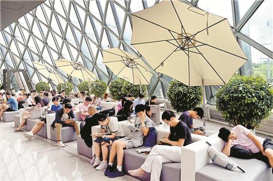 深圳图书馆里凉爽、舒适，成了市民乘凉、阅读的首选去处。