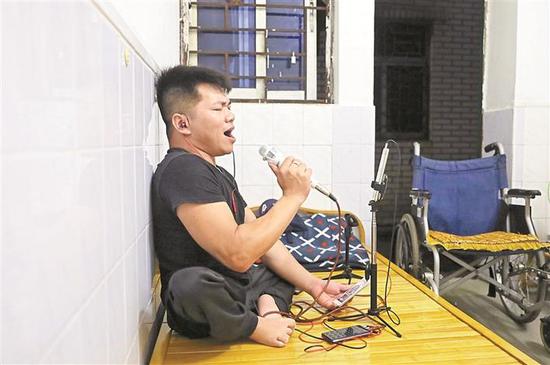 4 艺术团成员许天生在家里做直播,希望可以赚一些外快。