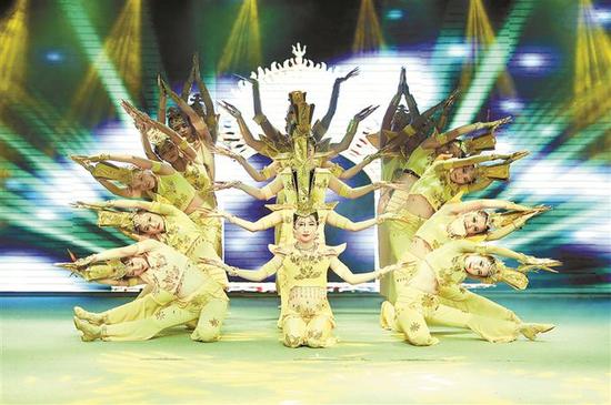 7 聋哑人表演《千手观音》。