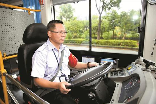 ▲东部公交三分公司驾驶员包建红，每天驾驶M368路公交车往返于龙岗和坪山。