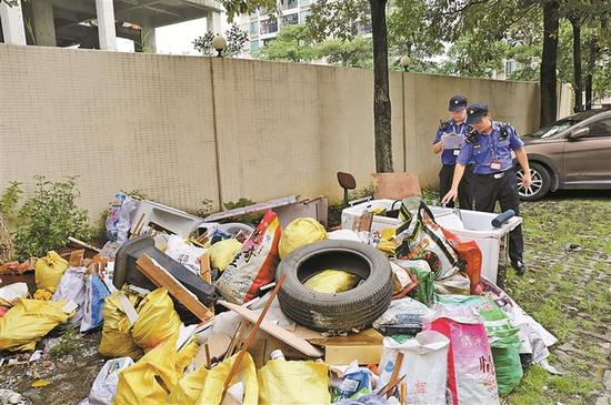 光明新区一小区内垃圾乱堆放被城管部门查处，物业或将面临处罚。