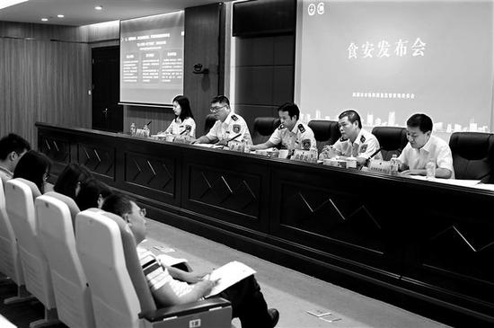 ▲深圳市市场和质量监管委召开8月份食品安全发布会。
