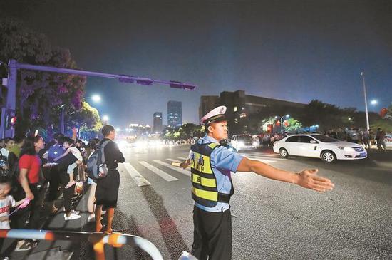 红荔路上,深圳交警增派警力维持交通秩序,保障市民游客安全。深圳特区报记者何龙摄